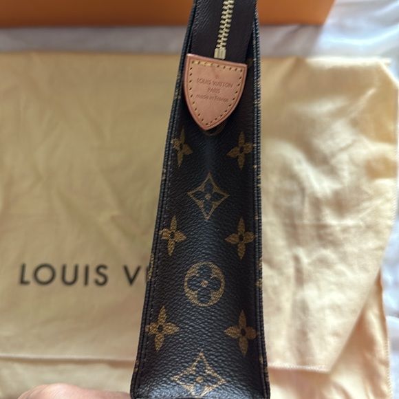 AUTHENTIC LOUIS VUITTON TOILETRY POUCH 26. Excellent condition. - Picture 4 of 14